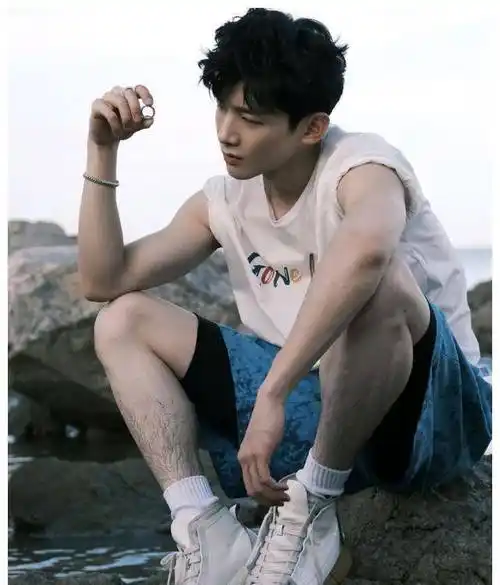 白敬亭芭莎踏浪大片出炉,腿毛浓密惹人注目,荷尔蒙大爆发_照片_少年