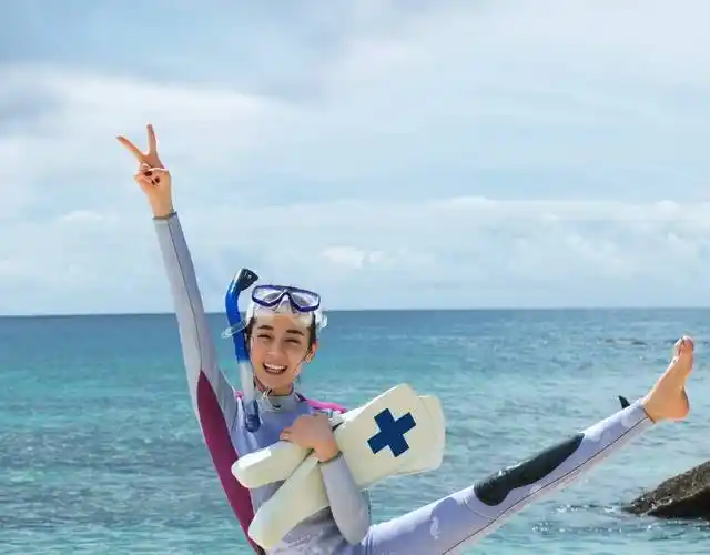 迪丽热巴学会游泳海边开心劈叉比v灿笑心情好