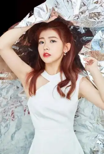 赖美云白色连衣裙简洁甜美写真图片36