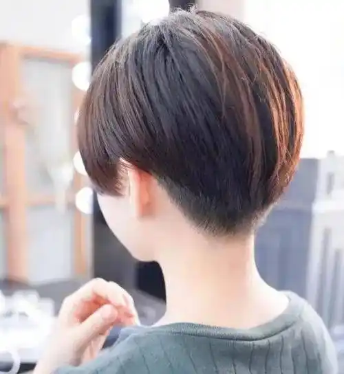 扁头星人可以试试看后削短发,可以打造出完美的后脑勺,发型清爽干练的