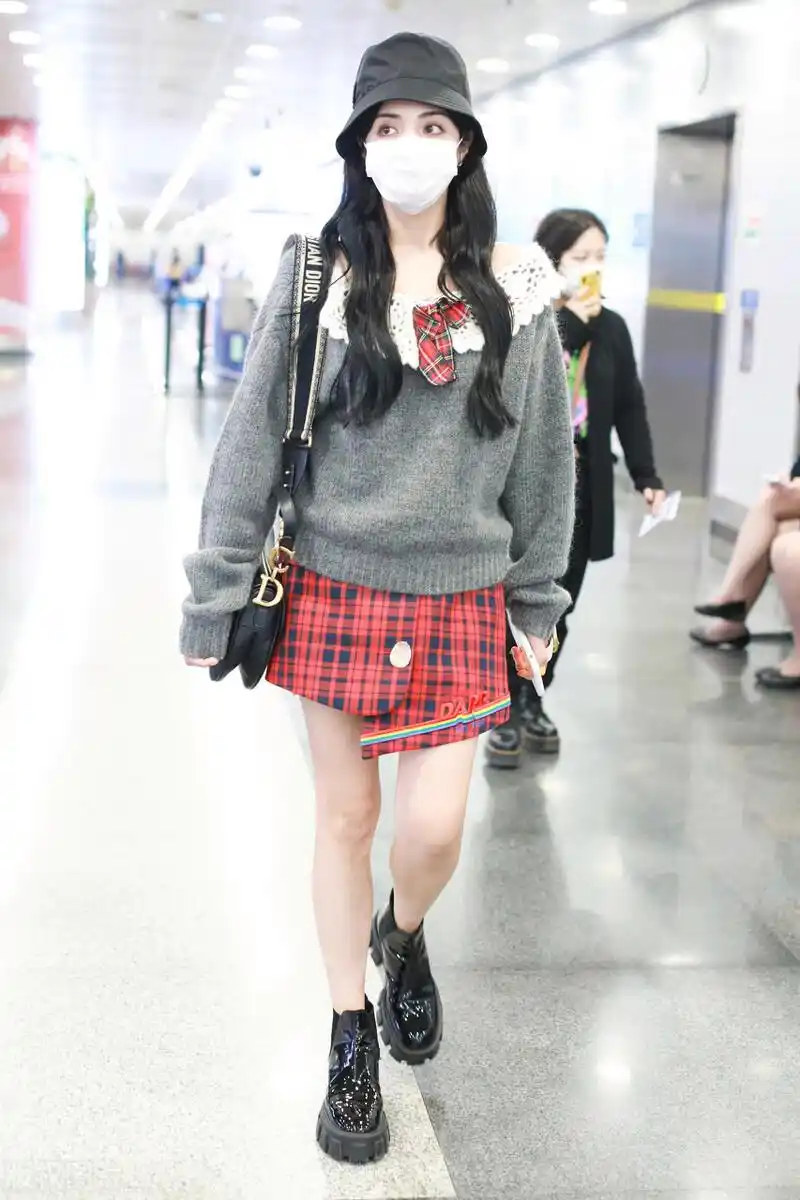 麦迪娜穿灰色娃娃领毛衣背dior马鞍包现身机场