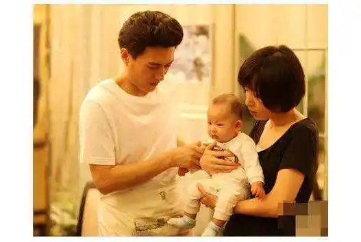 而在结婚之后,靳东的事业发展越来越顺利,李佳则在生了二胎,之后又