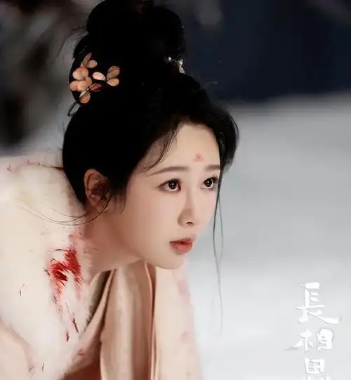 客观地说,这位公主或者美人的装扮,确实达到了我们的预期标准,看起来