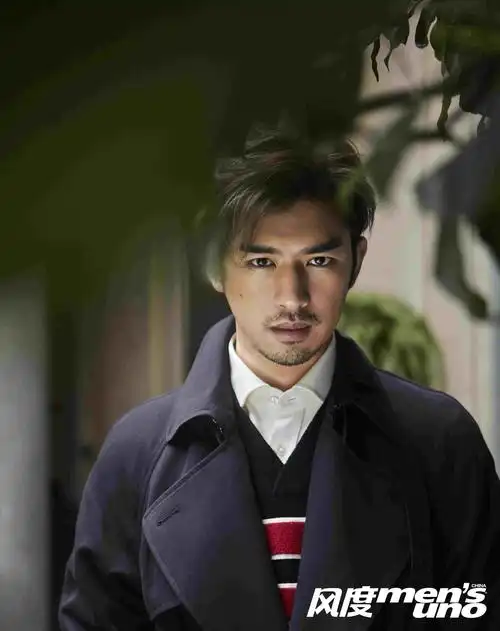 陈柏霖做生活的聆听者 登杂志3月刊封面尽展男性魅力