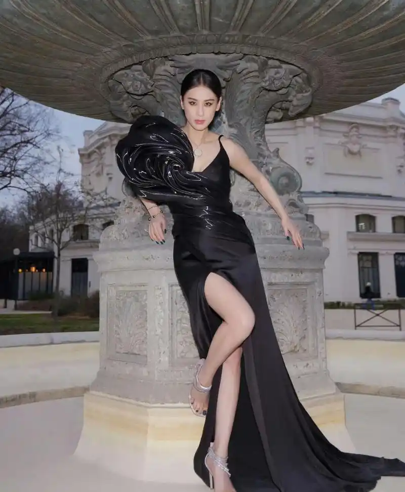 1717:《lofficiel》阿拉伯版2023年5月号特刊 #黄圣依# #高跟鞋