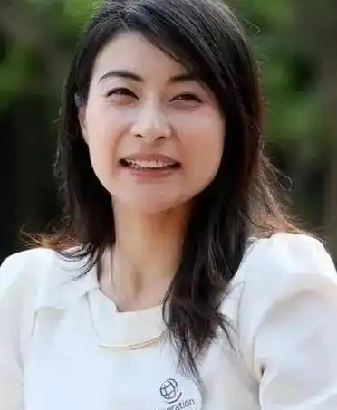 原创郭晶晶近况曝光珍珠上衣引热议家庭幸福显低调奢华