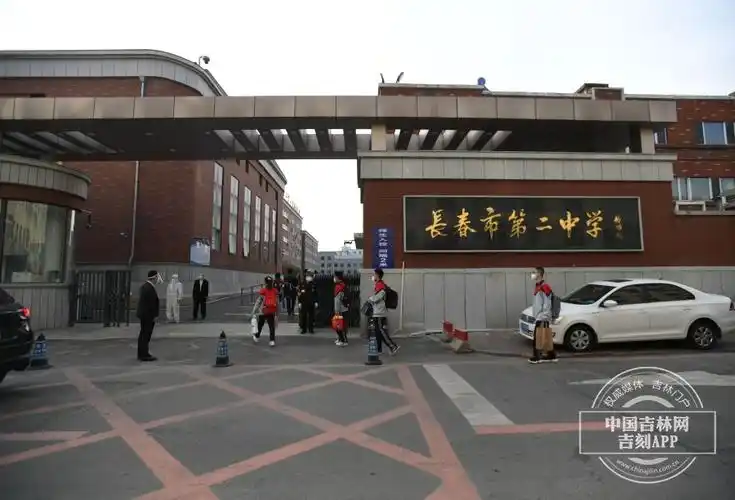 5月5日,长春市第二中学高三学生进入校门.