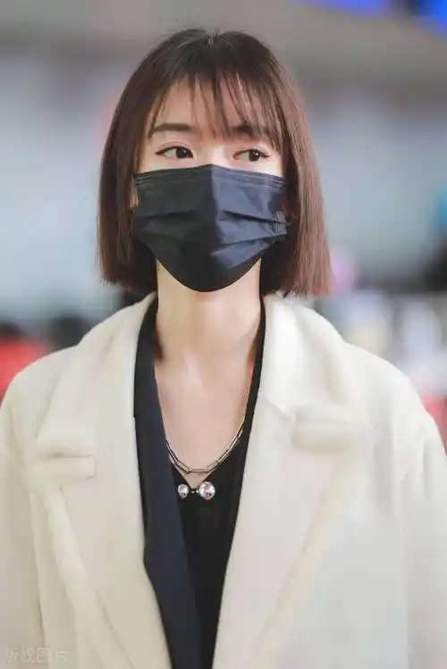 街拍吴谨言穿黑白look配短发造型清新知性十足