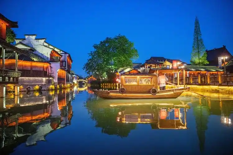 乌镇旅游自2007年开放就增添夜游特色,入夜时分,时控的泛光照明陆续亮