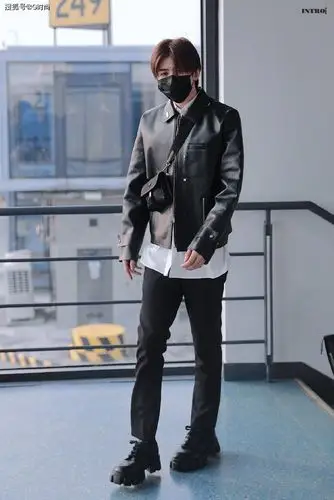 蔡徐坤身穿黑色皮衣搭配白色衬衫 帅气有型