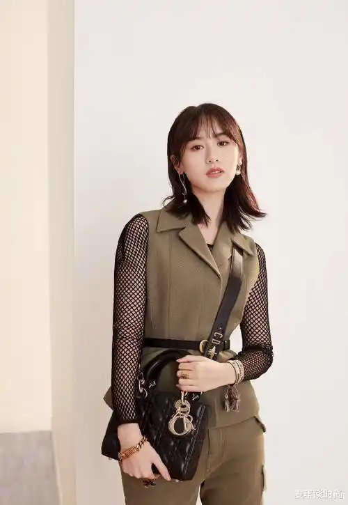 果然是"摆拍",袁冰妍格纹西装裙干练霸气,拍照手机屏幕都黑了_高跟鞋