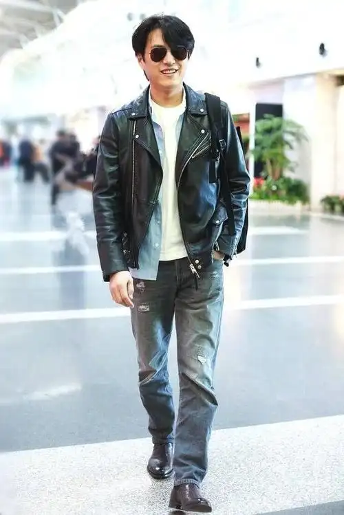 中年男人穿衣,还得看45岁的靳东!用这3件基础款,演绎秋冬时尚