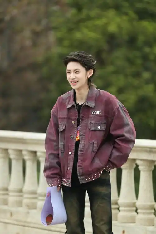 小鬼当经纪人只为家人谋福利##小鬼95后整顿职场