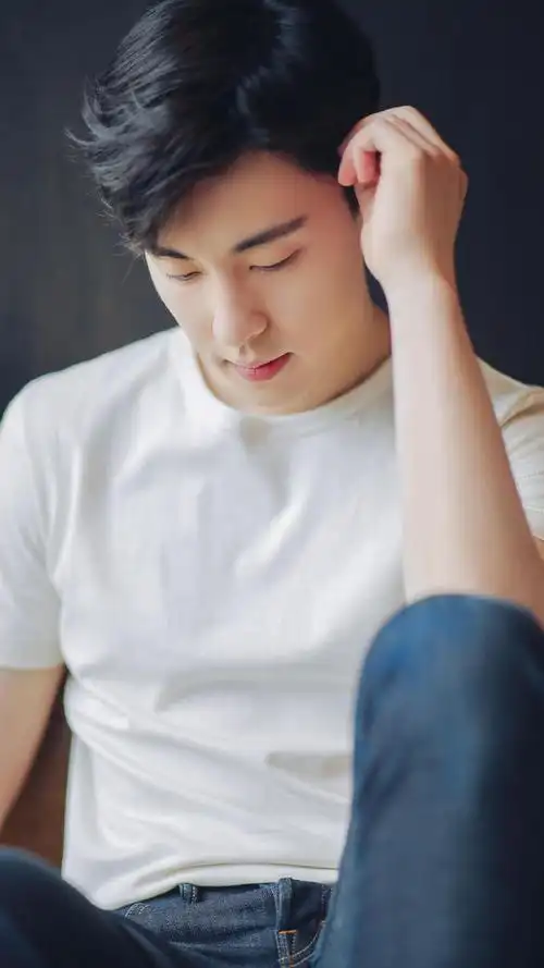 邓伦青春活力帅气写真图片手机壁纸