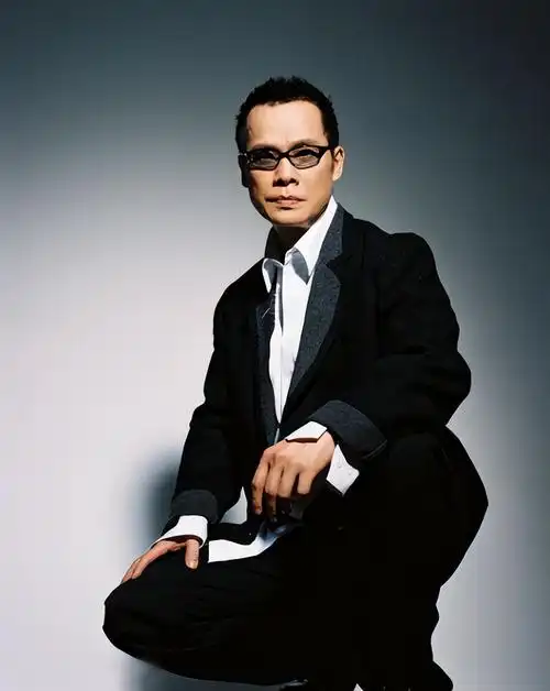 罗大佑个人资料(沧桑罗大佑:从医生到著名音乐人,再婚后58岁做父亲)