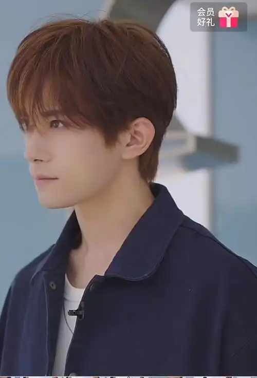 易烊千玺今天阿那亚活动金发好漂亮