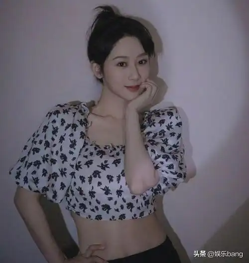 让大家感到非常惊喜,而且依稀可见杨紫的腰上还有马甲线,再加上精致的