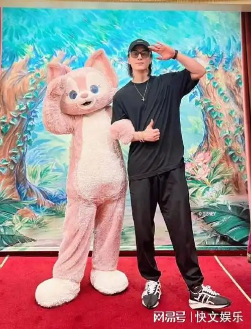 40岁戚薇现身香港迪士尼!与美国老公李承铉秀恩爱,夫妻感情甜蜜