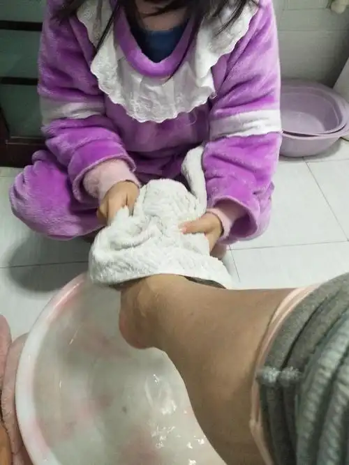 妈妈上了一天的班,真辛苦啊!我给妈妈洗脚,今天真是快乐的一天啊!