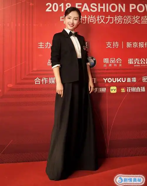 武大校花吴倩名不虚传,上面穿得像男人,下面却能迷倒万千学弟!