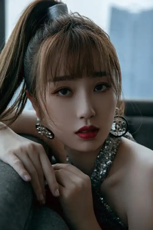 虞书欣银色露肩星光裙