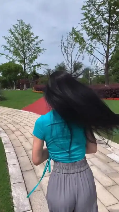 黑长直的小姐姐,这背影看十遍也看不够