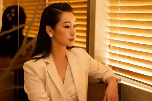 秦海璐亮相《老酒馆》北京发布会 西服套装帅气抢镜