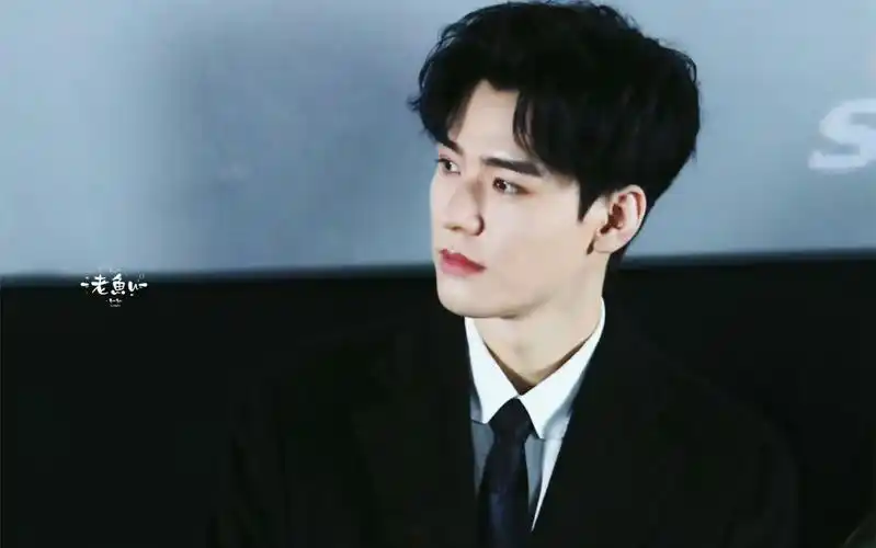 龚俊,大高个,好身材,高干文男主的气质,连大金表都能hold住.