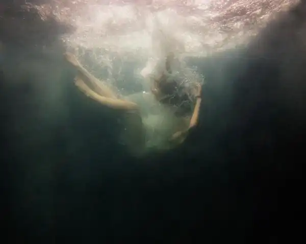 simonharsent坠入水中的女孩