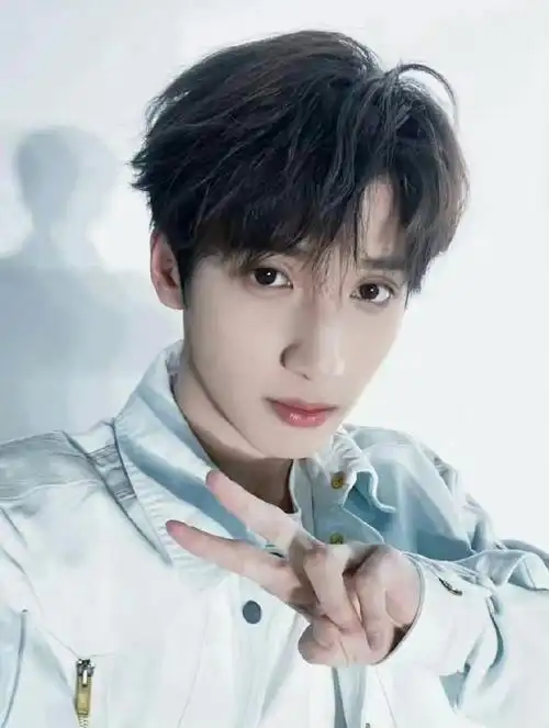 严浩翔库存发色#严浩翔库存发色照片掉落～咱就是说一身all blak