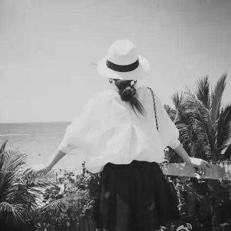 黑白背影意境头像女生头像 女生头像图片大全 -【爱个性】