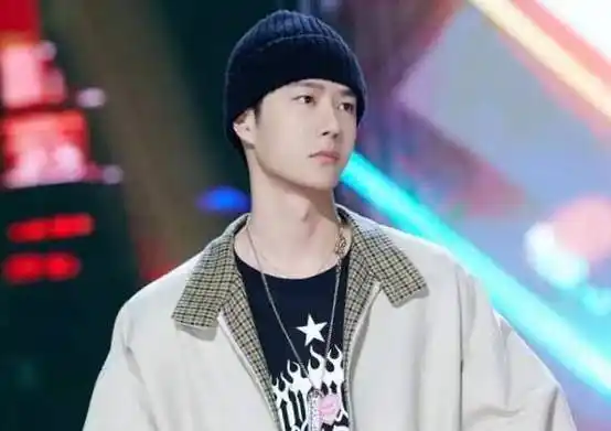 然后网友抓住评论区的谣言信息,认为95后顶流就只有王一博一个人.