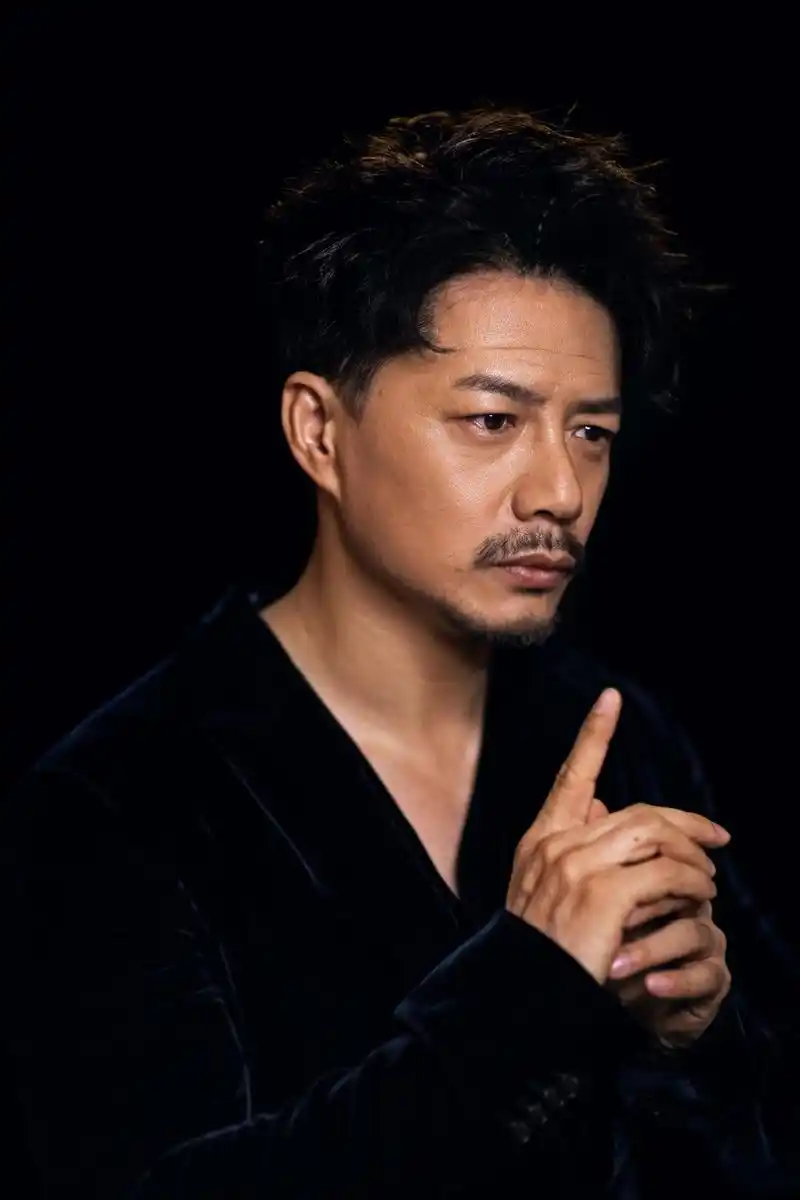 段奕宏爆时尚大片 眼神沉静深邃