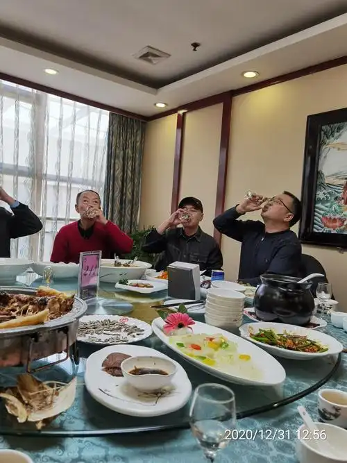 德民宴请,老兄少弟好哥们.喝酒留念!2020年12 月31日,古冶合和酒店.