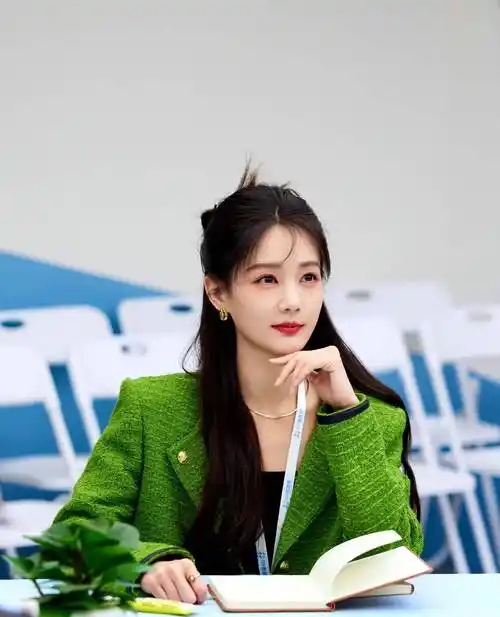 李一桐《女子推理社》风,小香风绿外套黑裤,精致又显高_绿色_显得