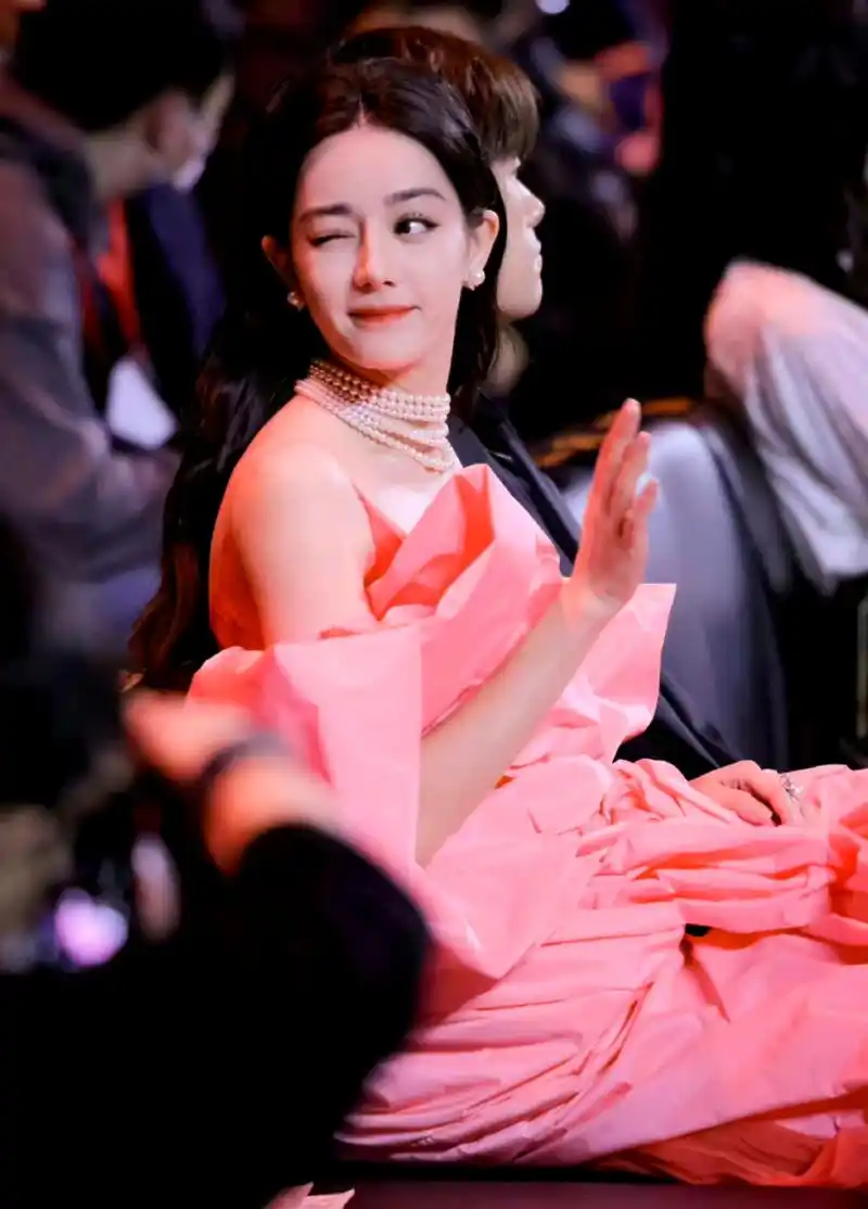 迪丽热巴的脖子也太长了吧,可以戴这么多层的珍珠项链 676767