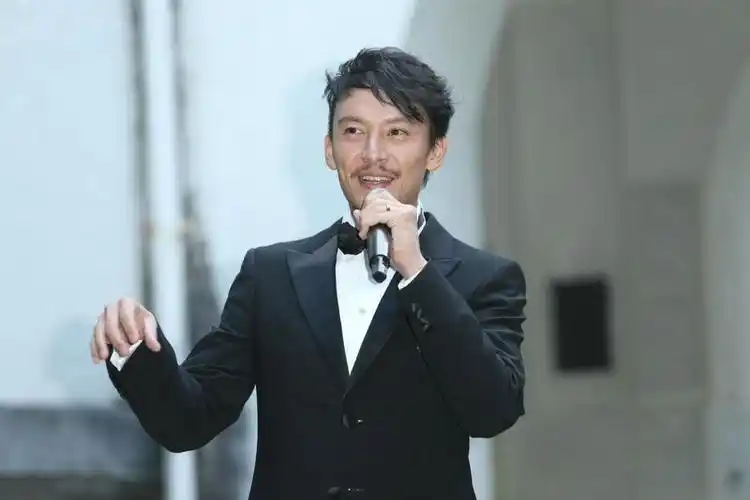 张震11.18在台北结婚 新娘身着verawang婚纱张震笑称要尽快造小人