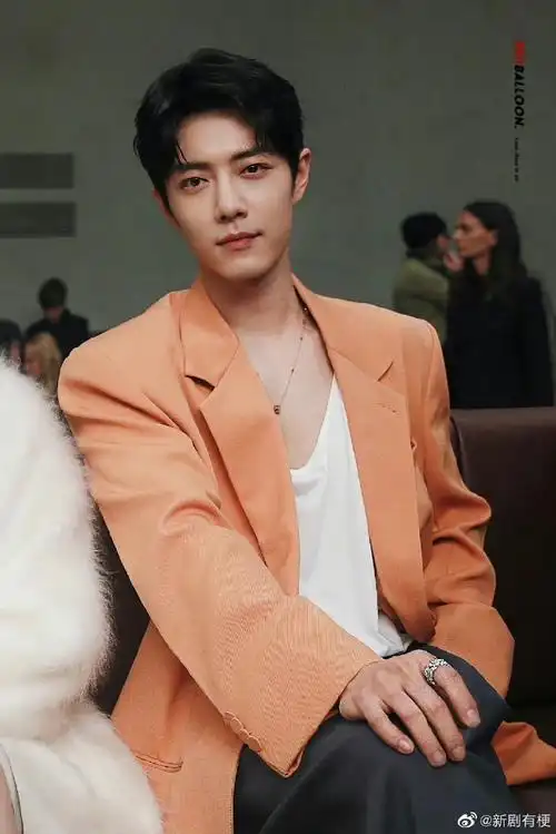 心动的明星时装周造型#肖战米兰时装周造型亮色的西装搭配灰色的裤子