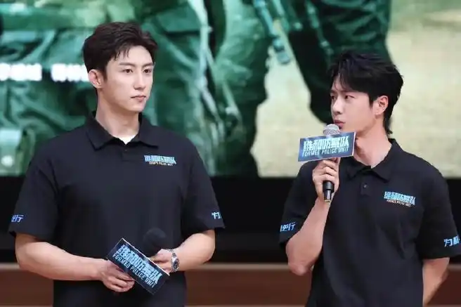 黄景瑜和警校学生掰手腕##黄景瑜王一博路演同框