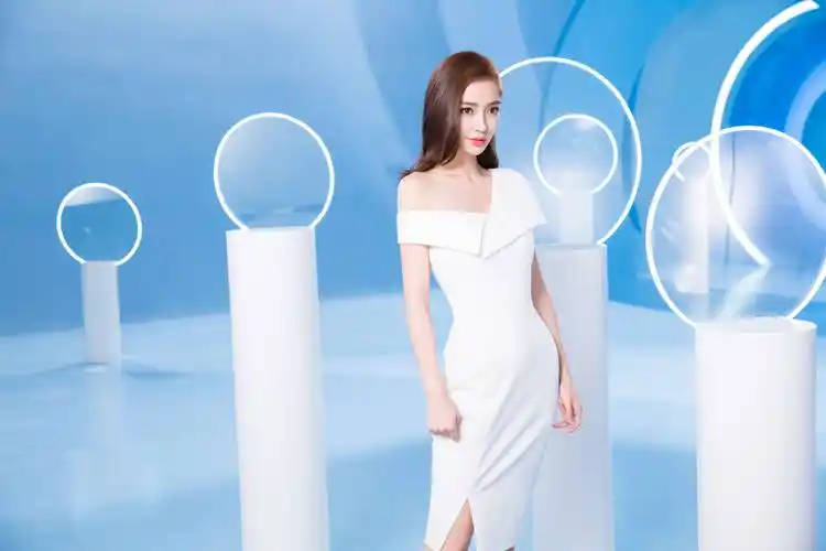 女性穿衣自由:井川里予晒照被指擦边,angelababy泳装照引发热议_评论