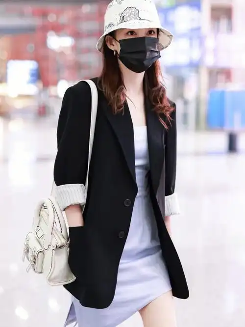 李沁肩背chloéminiedith手袋亮相机场