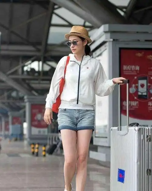 44岁梅婷越穿越少女白t搭配喇叭牛仔裤看着洋气又减龄