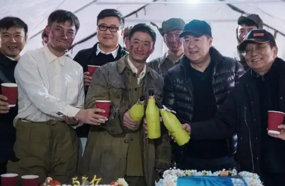 《长津湖之水门桥》幕后花絮照曝光 战损版吴京现身