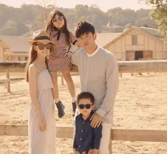 周杰伦昆凌合照送祝福,婆媳俩亲密无间_妈妈_家庭_关系