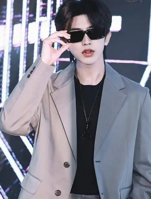 原创蔡徐坤张子枫乔欣活动生图抢眼墨镜西装顶流配美艳小花好看吗