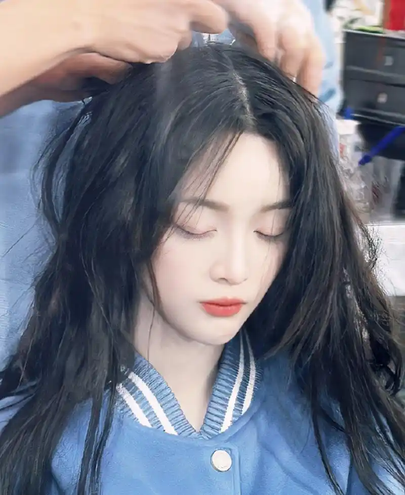 吴宣仪化妆花絮图,是不是没睡好?