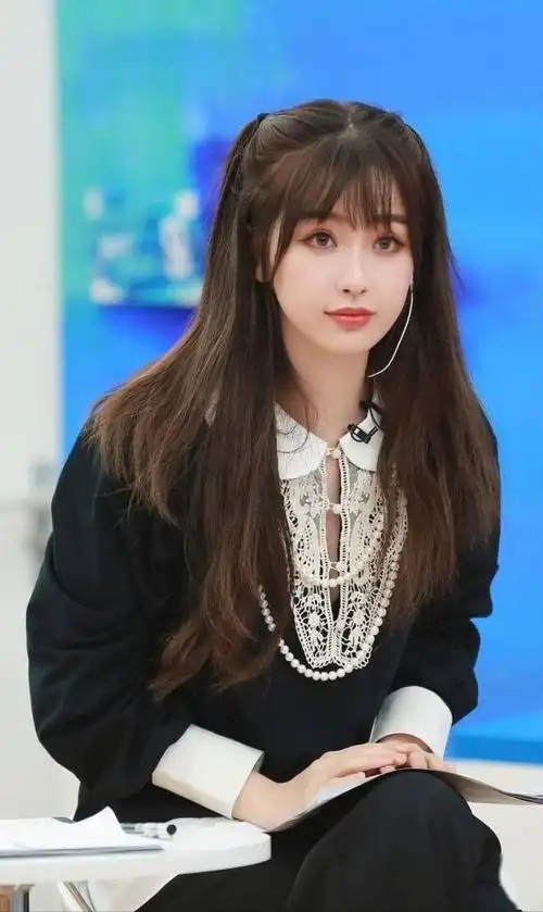 男友风配上奶奶项链明明一股土气却被虞书欣穿成小学生