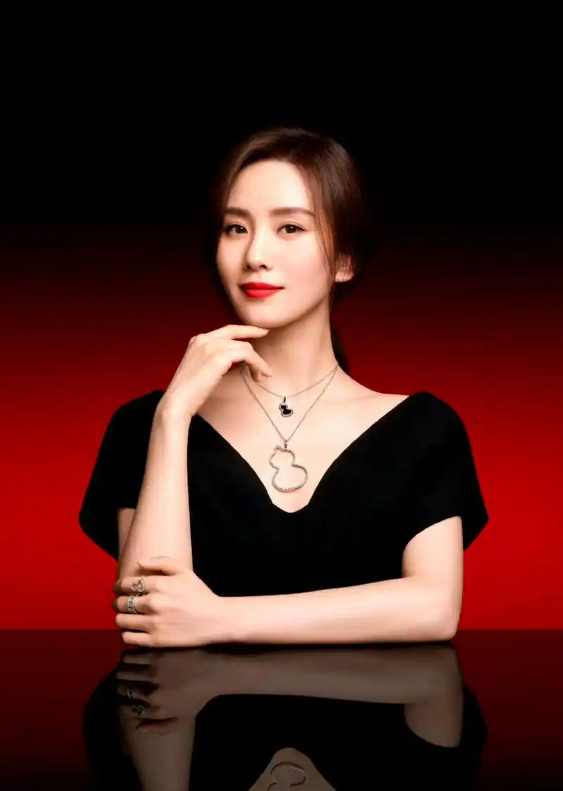 不知道是不是错觉 ,刘诗诗近两年的代言高奢的物料越来越有微商那味儿