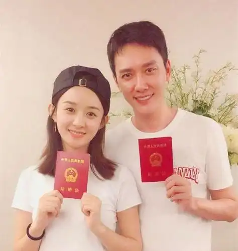 赵丽颖结婚照曝光后, 又晒与冯绍峰的亲密照, 粉丝: 深藏不露