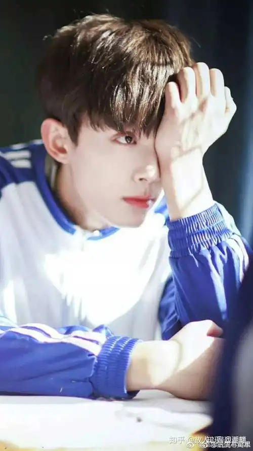 没表情包了放一个帅气的校服吴磊